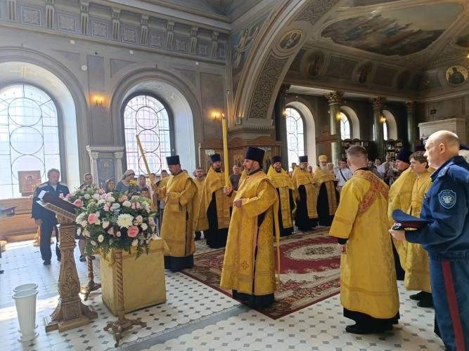 Поклониться святыне
